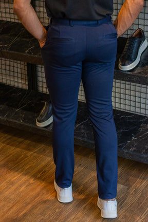 Calça com regulagem azul marinho