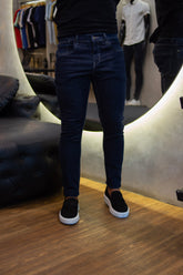 Calça jeans zetsus linha premium modelagem slim com a  lavagem azul escura